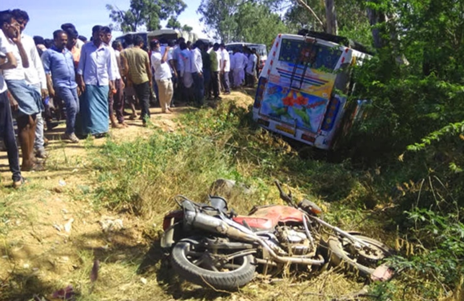 ಮಿನಿಬಸ್ ಹಾಗೂ ಬೈಕ್ ನಡುವೆ ಭೀಕರ ಅಪಘಾತ: ನಾಲ್ವರು ಸ್ಥಳದಲ್ಲೇ ಸಾವು