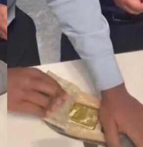 airplane , gold , smuggling