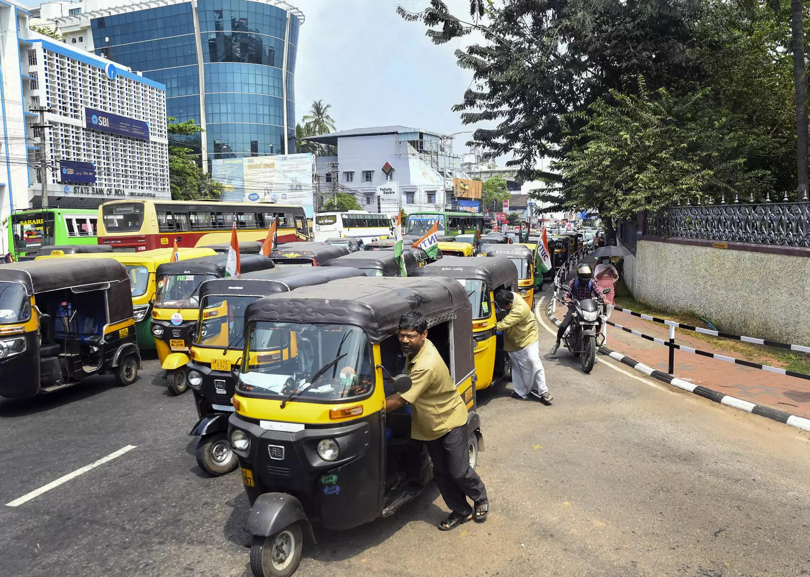 ಬೆಂಗಳೂರಿನಲ್ಲಿ ಖಾಸಗಿ ವಾಹನಗಳ ಮುಷ್ಕರ- ಸಂಚಾರ ಬಂದ್ : ಪ್ರಯಾಣಿಕರ ಪರದಾಟ