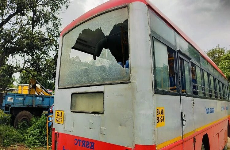 ಮಂಡ್ಯದಲ್ಲಿ KSRTC ಬಸ್ ಗೆ ಕಲ್ಲು ತೂರಿದ ಕಿಡಿಗೇಡಿಗಳು